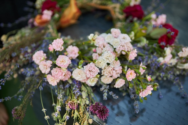 L'extérieur est décoré de fleurs fraîches gros plan photo soft focus