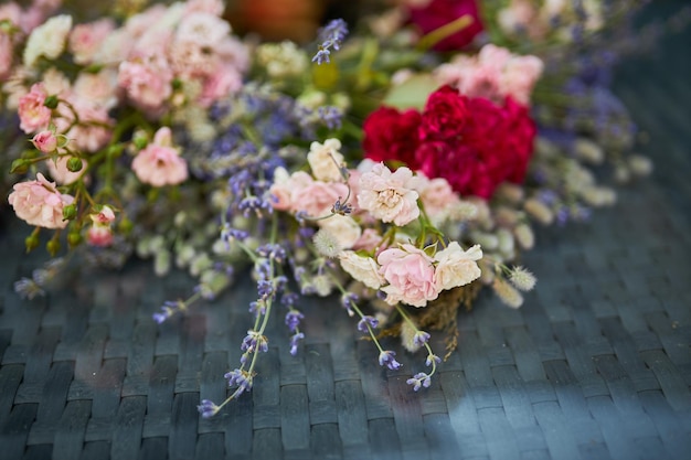 L'extérieur est décoré de fleurs fraîches gros plan photo soft focus