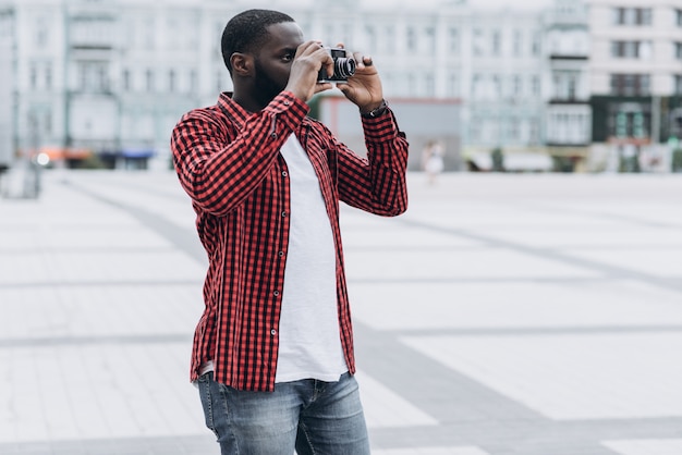 Extérieur été, sourire, mode de vie, portrait, beau, heureux, afro, Américain, touriste, Amusement, ville, Europe, appareil photo, voyage, photo, photographe, faire, images, hipster, style