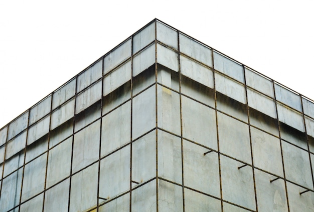 Extérieur de la grille en acier au mur du bâtiment