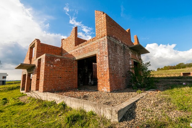 Extérieur d'un immeuble ancien en construction