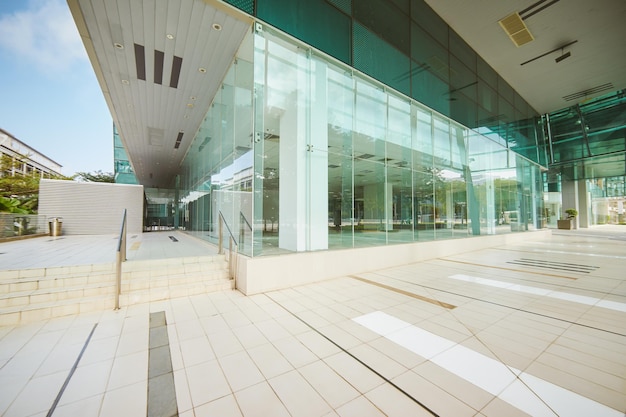 Extérieur d'un immeuble de bureaux moderne en acier et verre vert avec passerelle vide. vue panoramique et perspective. Conception d'architecte abstraite, inspirante, artistique et moderne.