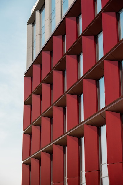 Photo extérieur de l'immeuble de bureaux moderne avec façade en verre sur fond de ciel clair mur de verre transparent