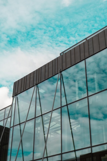 Photo extérieur de l'immeuble de bureaux moderne avec façade en verre sur fond de ciel clair mur de verre transparent