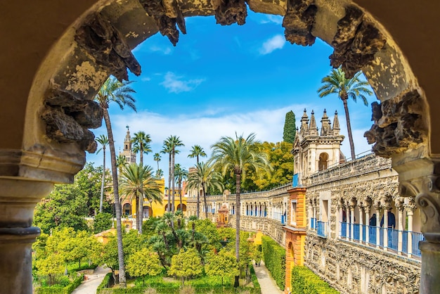 Photo extérieur et jardin de la destination real alcazar à séville en espagne