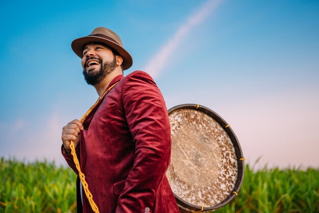 Photo extérieur d'un jeune latino-américain et zabumba. musicien brésilien.