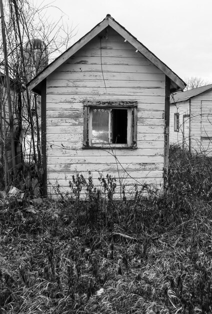 L'extérieur d'une maison abandonnée sur le champ contre le ciel