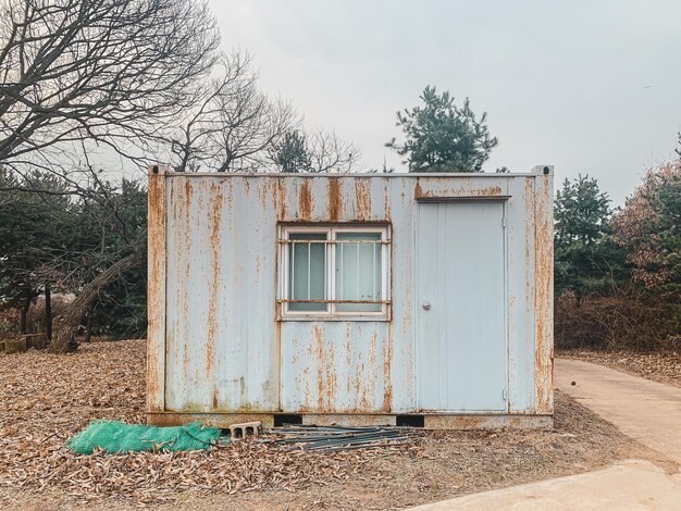 Extérieur d'une maison abandonnée sur un champ contre le ciel