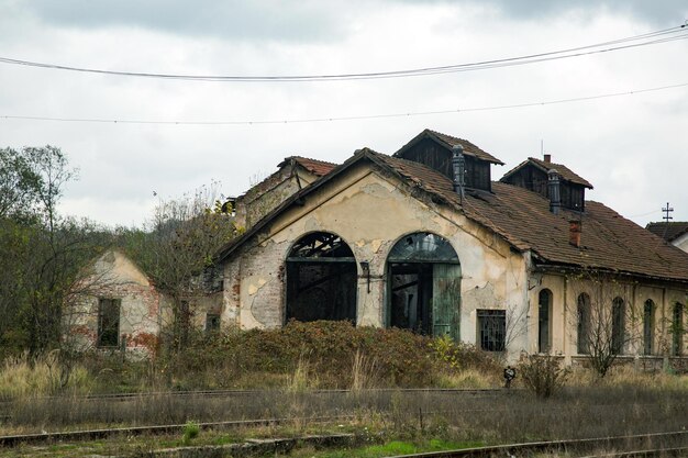 Photo l'extérieur d'une maison abandonnée contre le ciel