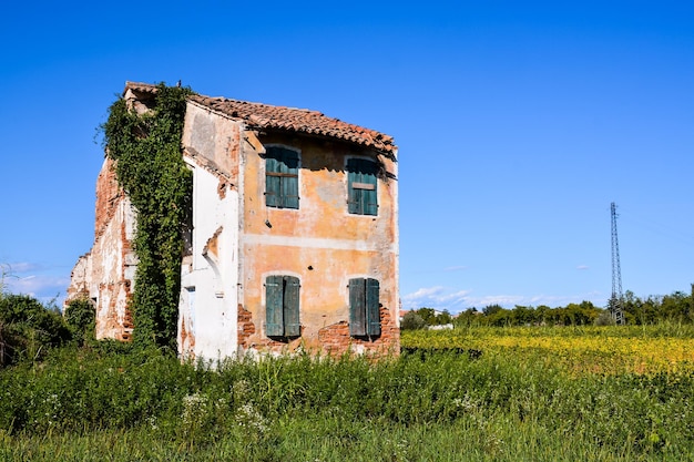 L'extérieur de la maison abandonnée