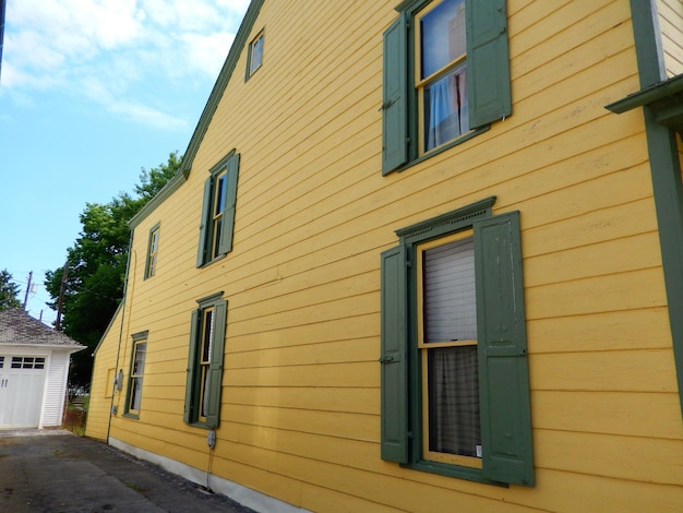 Photo l'extérieur d'une maison jaune contre le ciel