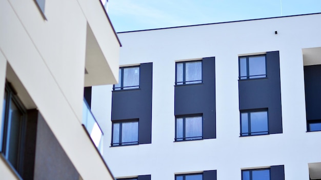 Extérieur de nouveaux immeubles d'appartements sur un fond de ciel bleu nuageux Aucun peuple