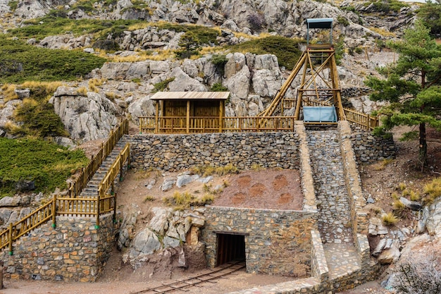 Extérieur d'une petite mine de fer restauré