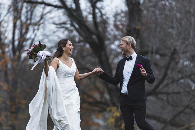 Extérieur de la photographie de mariage des mariés