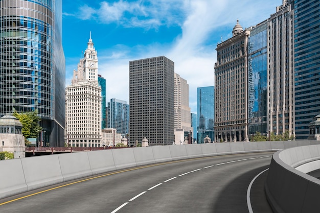 Extérieur de la route d'asphalte urbain vide avec fond de bâtiments de la ville Nouvelle construction en béton de l'autoroute moderne Concept de chemin vers le succès Transport logistique industrie livraison rapide Chicago USA