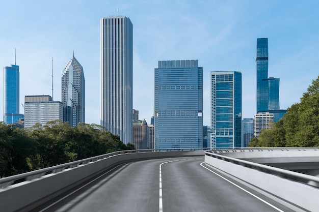 Extérieur de la route d'asphalte urbain vide avec fond de bâtiments de la ville Nouvelle construction en béton de l'autoroute moderne Concept de chemin vers le succès Transport logistique industrie livraison rapide Chicago USA