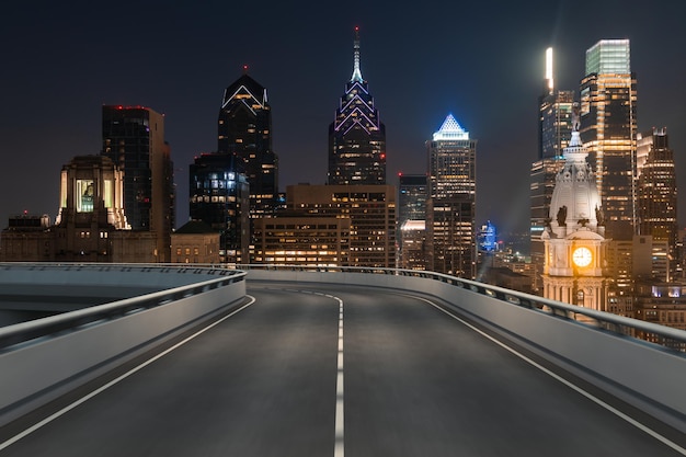 Extérieur de la route d'asphalte urbain vide avec fond de bâtiments de la ville Nouvelle construction en béton de l'autoroute moderne Concept chemin vers le succès Transport logistique industrie livraison rapide Philadelphie USA