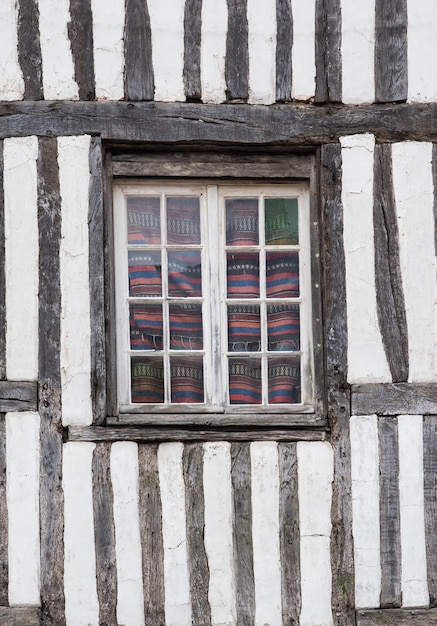 Photo extérieur d'un vieux bâtiment, vieille fenêtre, bois, ancienne fenêtre