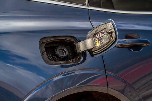 Extérieur De La Voiture Avec La Trappe De Remplissage De Carburant Ouverte. Bouchon De Réservoir De Carburant Ouvert D'une Voiture Pour Le Remplissage D'essence Ou De Carburant Diesel Dans Le Réservoir. La Porte Du Réservoir De Carburant Est Ouverte Et Le Bouchon Du Réservoir De Carburant Fermé De La Voiture