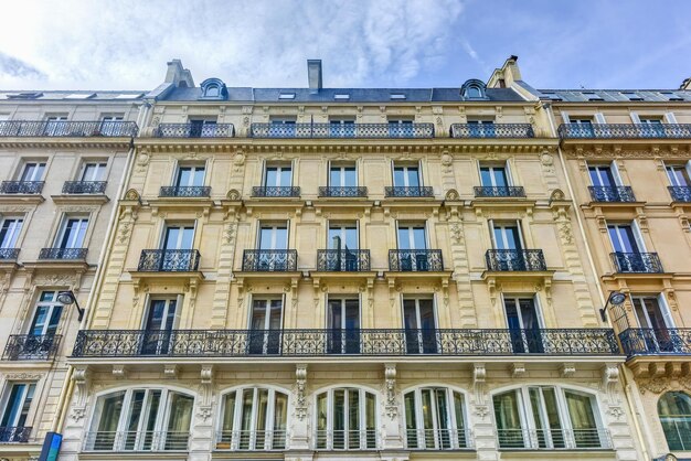 Extérieurs de bâtiments le long des rues dans le cœur de Paris France