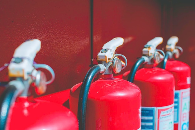 Photo extincteurs rouges disponibles en cas d'urgence incendie voir jauge
