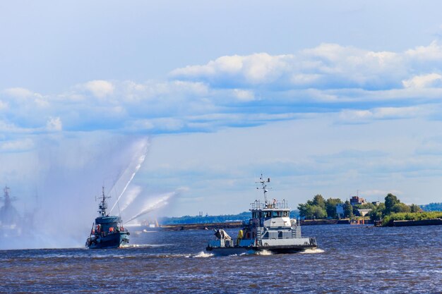 Extinction d'un navire en feu lors d'exercices navals