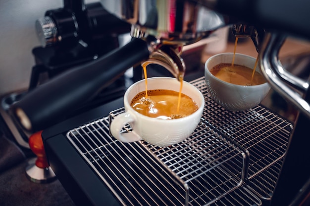 Extraction de café espresso à partir d'une machine à café professionnelle avec un filtre sans fond