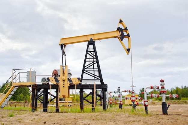 Extraction d'huile. cric de pompe et puits de pétrole. Sibérie occidentale. Russie.