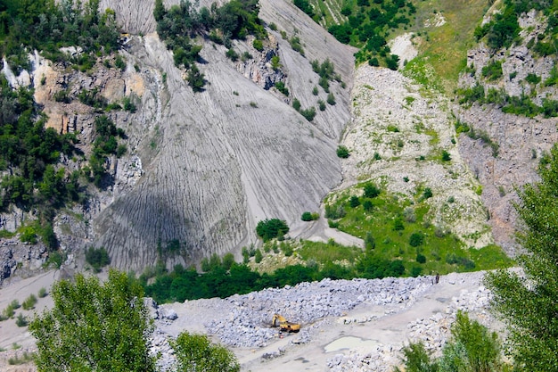 Extraction de ressources minérales dans la carrière de granit