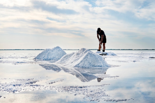 Extraction de sel sur le lac burlinskoye. Bursol'. territoire de l'Altaï. Russie. Tas de sel et piscine d'eau sur les marais salants de Salinas Grandes