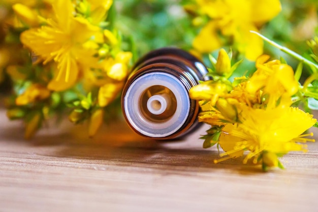 Photo extraire le millepertuis dans un petit pot mise au point sélective