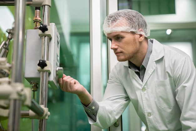 Extrait d'apothicaire scientifique utilisant une machine d'extraction de cannabis en laboratoire
