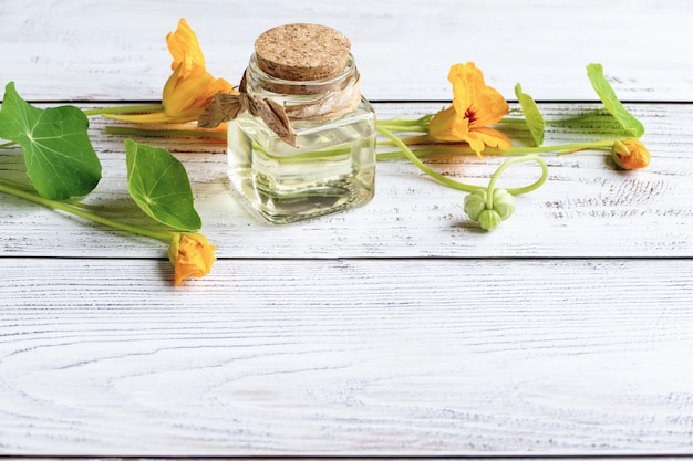 Extrait de fleur de capucine huile cosmétique de capucine bio en bouteille sur l'espace de copie de table