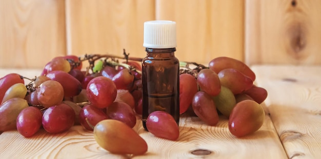 Extrait d'huile de pépins de raisin dans de petites bouteilles mise au point sélective