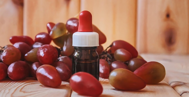 Extrait d'huile de pépins de raisin dans de petites bouteilles mise au point sélective