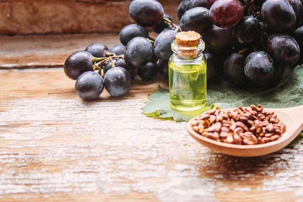 Extrait d'huile de raisin dans un petit pot. Mise au point sélective. nourriture.nature