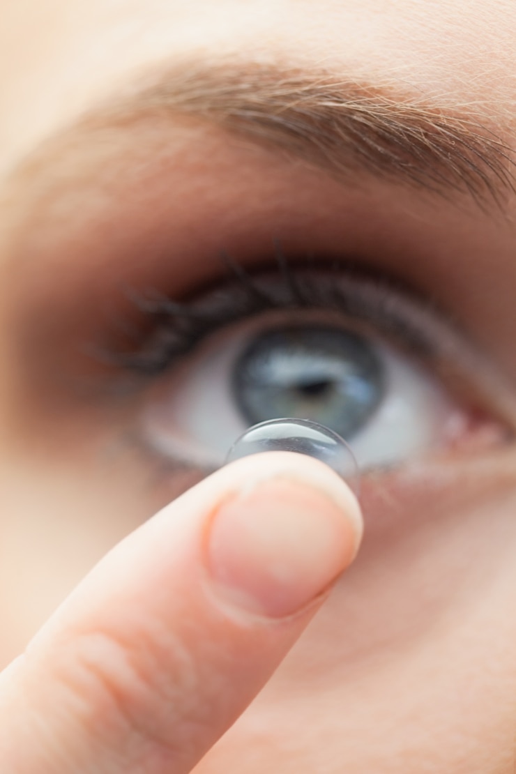 Photo extreme gros plan sur le modèle mignon en appliquant des lentilles de contact