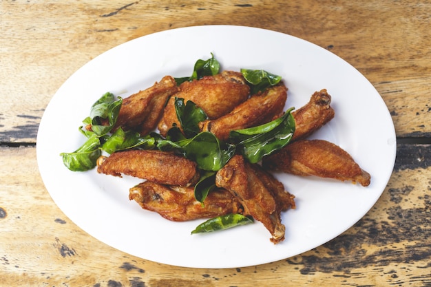 Extrémités D'ailes De Poulet Frites Avec Feuilles De Lime Kaffir.