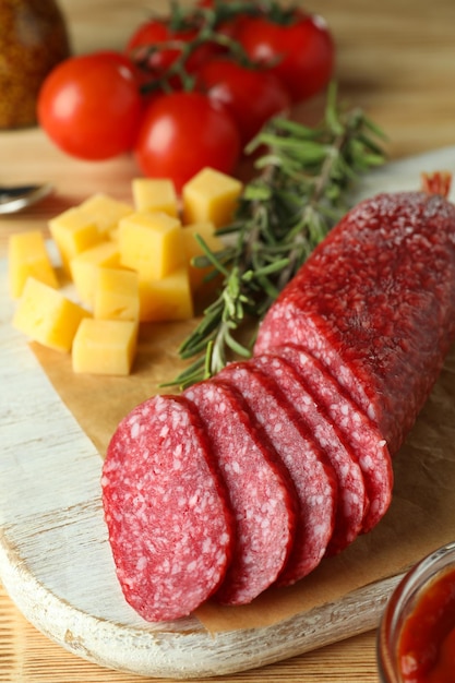 ÃƒÂ Ã‚Â¡oncept de nourriture savoureuse avec des saucisses de salami sur fond de bois