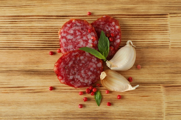 ÃƒÂ Ã‚Â¡oncept de nourriture savoureuse avec des saucisses de salami sur fond de bois