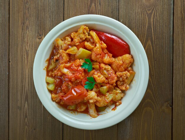 FÃ"Â±rÃ"Â±nda Tavuklu Karnabahar - plat de légumes turc, chou-fleur dans une sauce épicée.