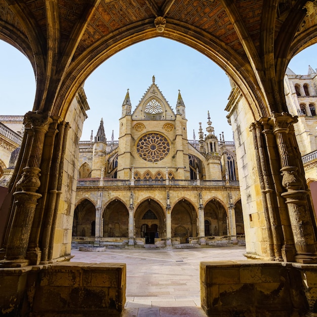 Faada intérieur de la cathédrale unesco de Léon dans le cloître de la cour intérieure