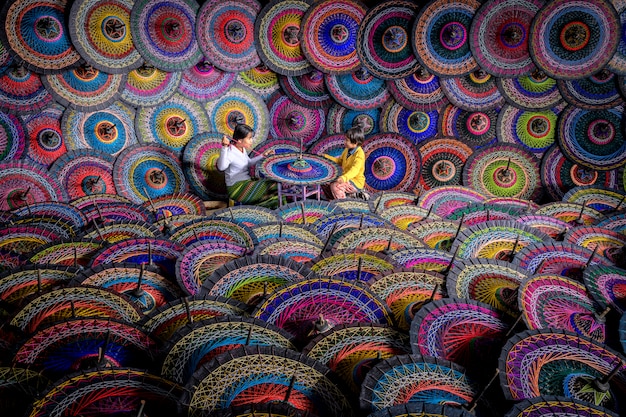 Un Fabricant De Parapluies Fabrique Des Parapluies Traditionnels De Birmanie. Parapluies Colorés Au Marché De La Rue à Bagan, Myanmar (birmanie). Parapluies Birmans