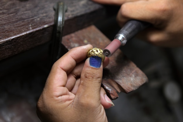 Photo fabrication de bijoux artisanaux. anneau de polissage.