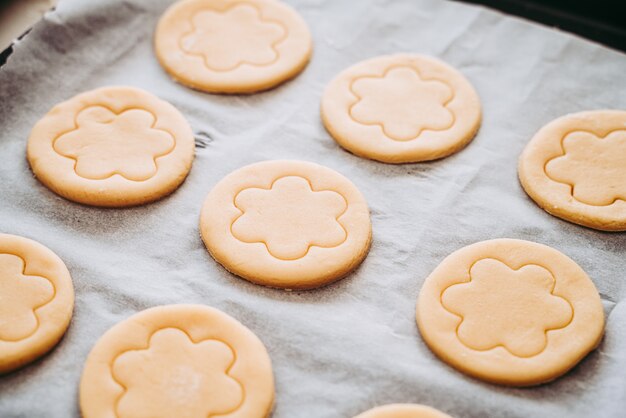 Fabrication de biscuits ronds en croûte