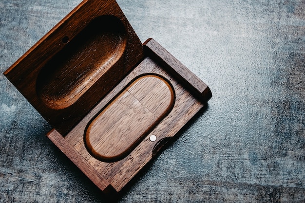 fabrication de boîtes à la main pour une clé USB produits en bois