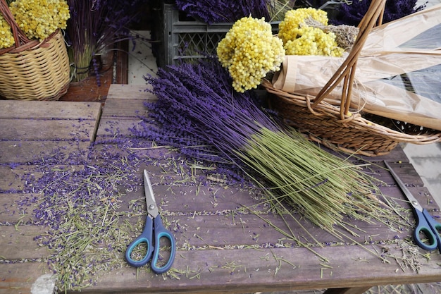 Fabrication de bouquet de lavande sur table