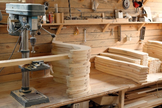 Fabrication de chaises Rocking Chair sur fond de bois