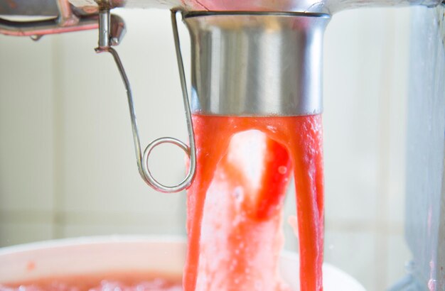 Fabrication de sauce tomate, sauce sortie de machine pour rempotage.