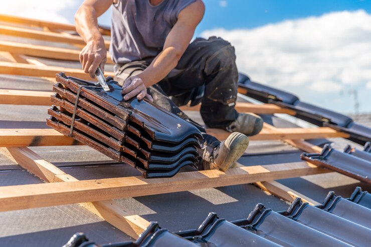 Fabrication de la toiture d'une maison familiale en tuiles céramiques. copie espace